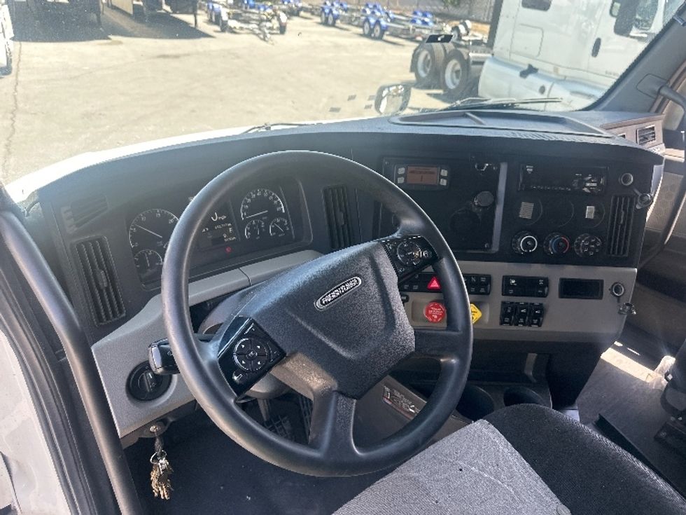 Sleeper Tractor-Heavy Duty Tractors-Freightliner-2020-T12664ST-West Sacramento-CA-692,777\n\t\tmiles-$ 55,500 - Image 10
