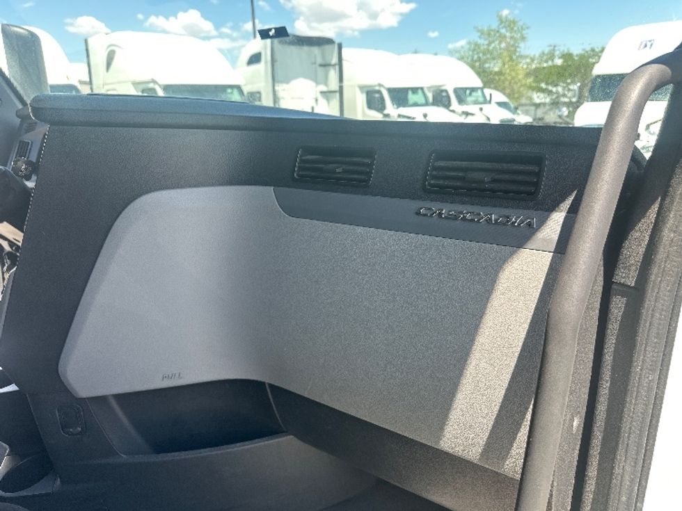 Sleeper Tractor-Heavy Duty Tractors-Freightliner-2020-T12664ST-West Sacramento-CA-692,777\n\t\tmiles-$ 55,500 - Image 11