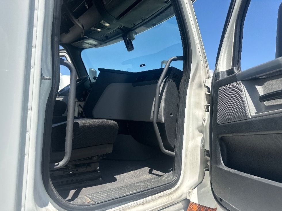 Sleeper Tractor-Heavy Duty Tractors-Freightliner-2020-T12664ST-West Sacramento-CA-692,777\n\t\tmiles-$ 55,500 - Image 14