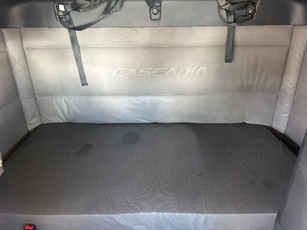 Sleeper Tractor-Heavy Duty Tractors-Freightliner-2020-T12664ST-West Sacramento-CA-692,777\n\t\tmiles-$ 55,500 - Image 16