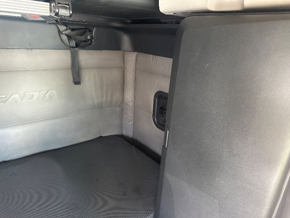 Sleeper Tractor-Heavy Duty Tractors-Freightliner-2020-T12664ST-West Sacramento-CA-692,777\n\t\tmiles-$ 55,500 - Image 17