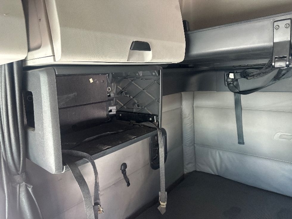 Sleeper Tractor-Heavy Duty Tractors-Freightliner-2020-T12664ST-West Sacramento-CA-692,777\n\t\tmiles-$ 55,500 - Image 18