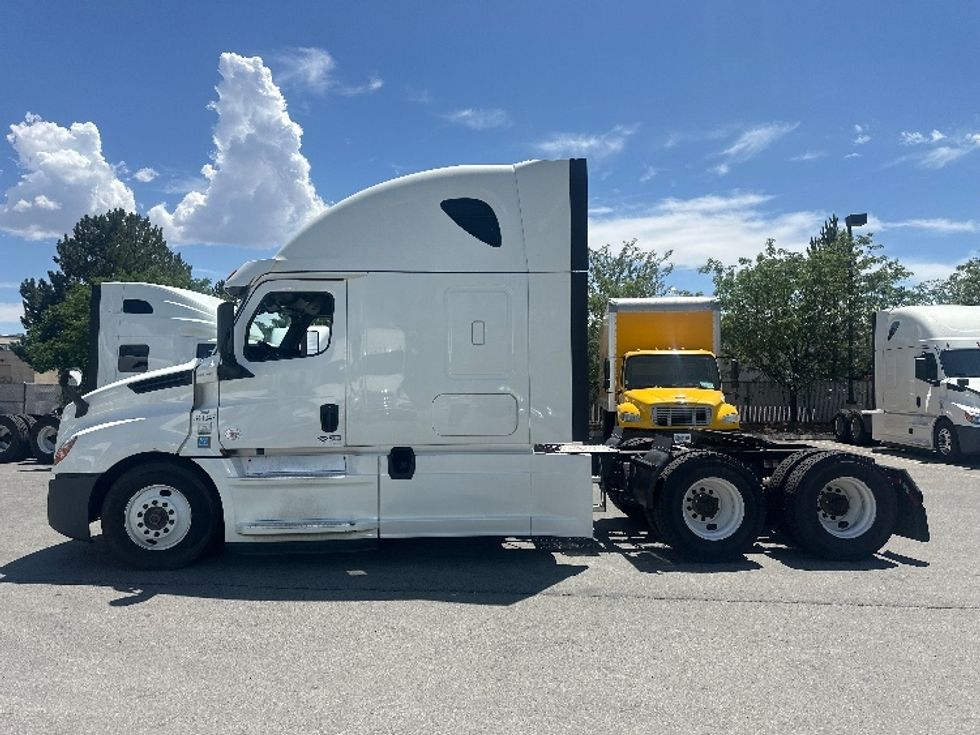 Sleeper Tractor-Heavy Duty Tractors-Freightliner-2020-T12664ST-West Sacramento-CA-692,777\n\t\tmiles-$ 55,500 - Image 4