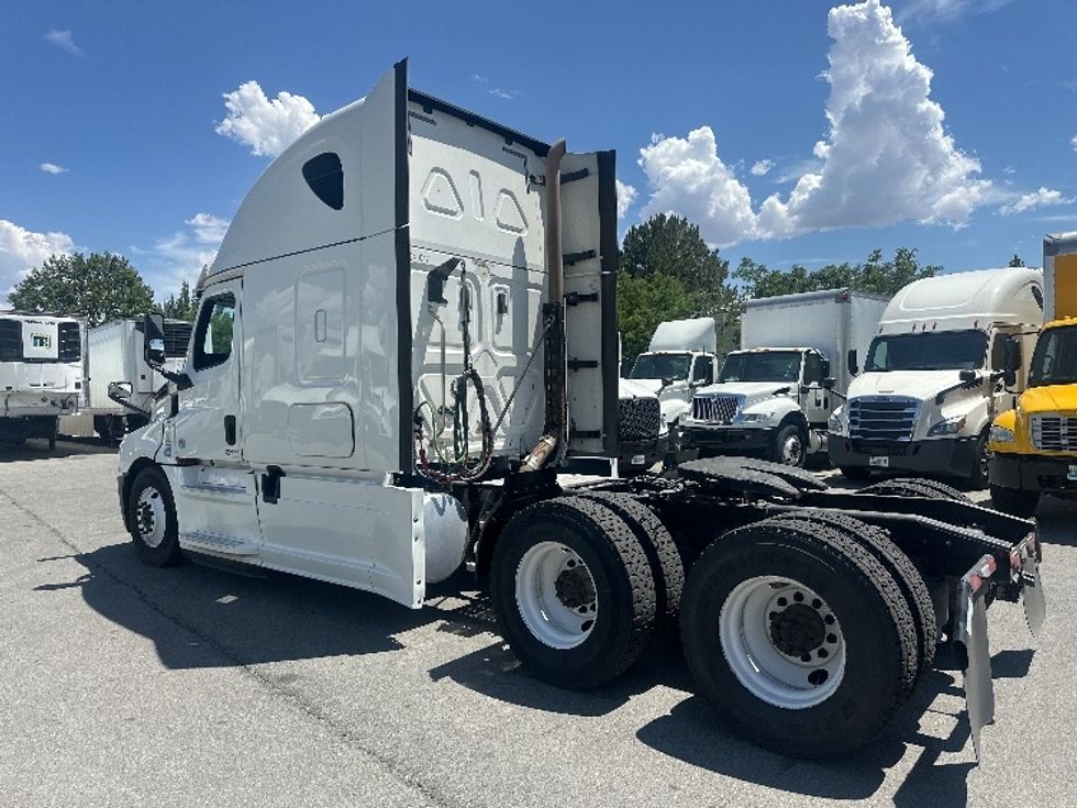 Sleeper Tractor-Heavy Duty Tractors-Freightliner-2020-T12664ST-West Sacramento-CA-692,777\n\t\tmiles-$ 55,500 - Image 5