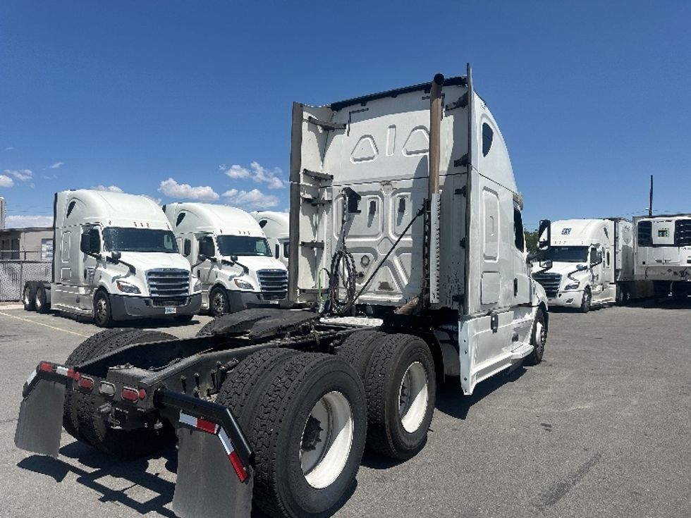 Sleeper Tractor-Heavy Duty Tractors-Freightliner-2020-T12664ST-West Sacramento-CA-692,777\n\t\tmiles-$ 55,500 - Image 7