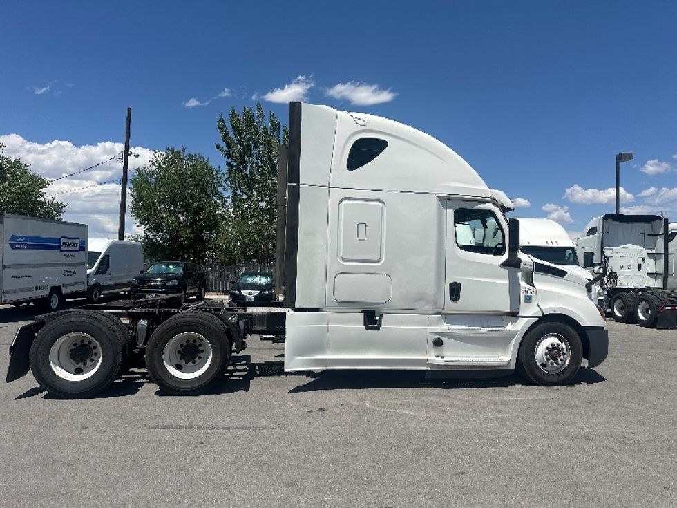 Sleeper Tractor-Heavy Duty Tractors-Freightliner-2020-T12664ST-West Sacramento-CA-692,777\n\t\tmiles-$ 55,500 - Image 8