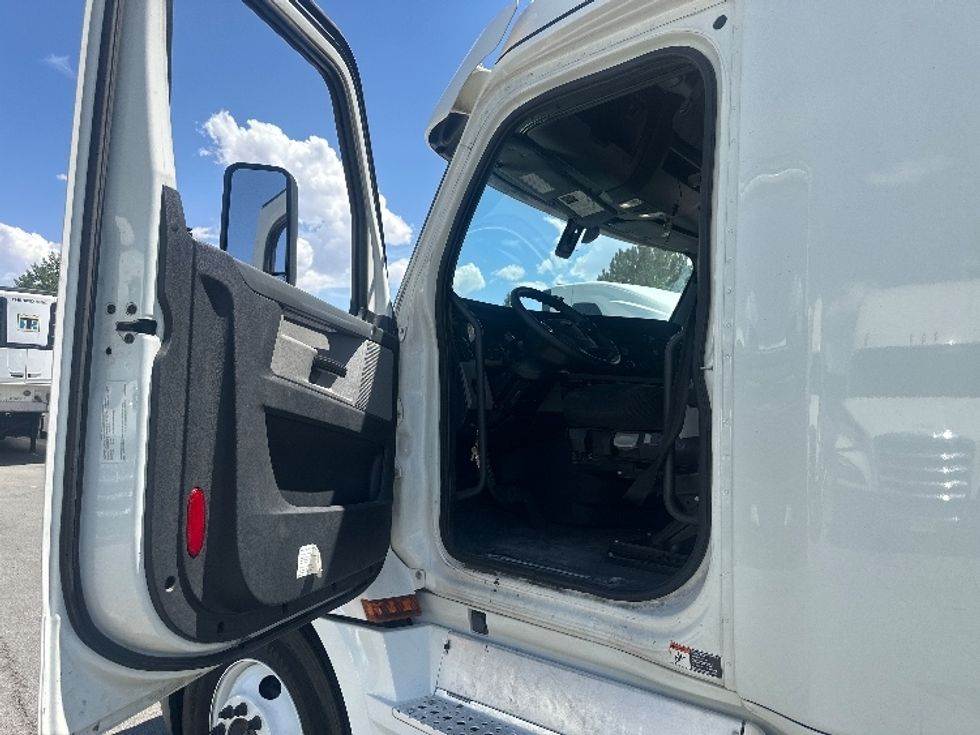 Sleeper Tractor-Heavy Duty Tractors-Freightliner-2020-T12664ST-West Sacramento-CA-692,777\n\t\tmiles-$ 55,500 - Image 9