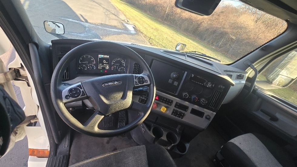 Sleeper Tractor-Heavy Duty Tractors-Freightliner-2020-T12664ST-White Deer-PA-340,418\n\t\tmiles-$ 64,500 - Image 11