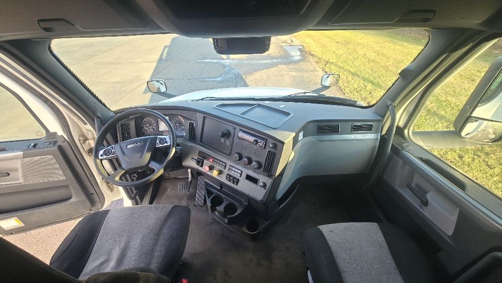 Sleeper Tractor-Heavy Duty Tractors-Freightliner-2020-T12664ST-White Deer-PA-340,418\n\t\tmiles-$ 64,500 - Image 12