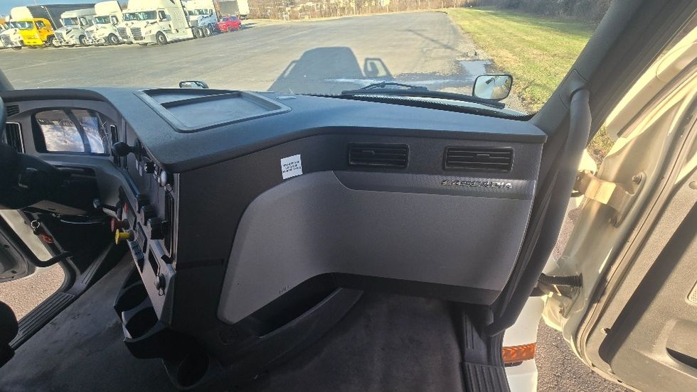 Sleeper Tractor-Heavy Duty Tractors-Freightliner-2020-T12664ST-White Deer-PA-340,418\n\t\tmiles-$ 64,500 - Image 14