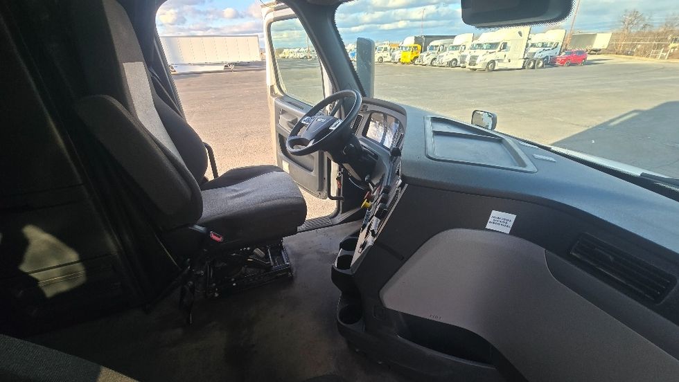 Sleeper Tractor-Heavy Duty Tractors-Freightliner-2020-T12664ST-White Deer-PA-340,418\n\t\tmiles-$ 64,500 - Image 15