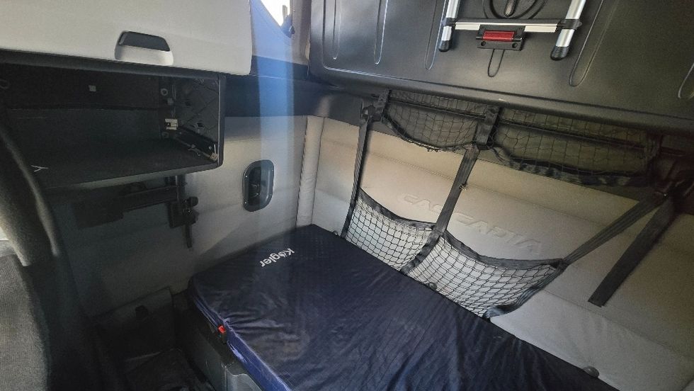 Sleeper Tractor-Heavy Duty Tractors-Freightliner-2020-T12664ST-White Deer-PA-340,418\n\t\tmiles-$ 64,500 - Image 19