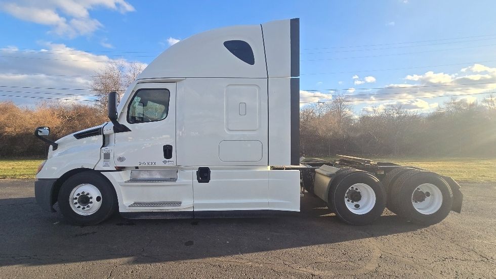 Sleeper Tractor-Heavy Duty Tractors-Freightliner-2020-T12664ST-White Deer-PA-340,418\n\t\tmiles-$ 64,500 - Image 4