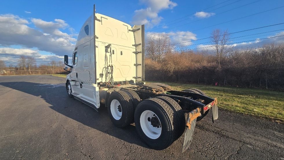 Sleeper Tractor-Heavy Duty Tractors-Freightliner-2020-T12664ST-White Deer-PA-340,418\n\t\tmiles-$ 64,500 - Image 5