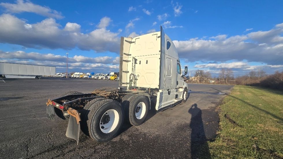 Sleeper Tractor-Heavy Duty Tractors-Freightliner-2020-T12664ST-White Deer-PA-340,418\n\t\tmiles-$ 64,500 - Image 7