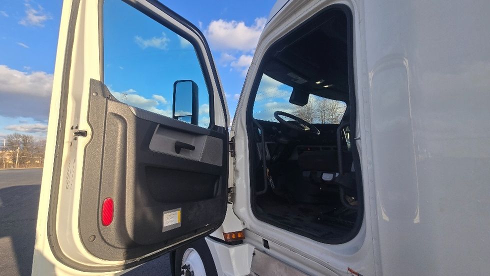 Sleeper Tractor-Heavy Duty Tractors-Freightliner-2020-T12664ST-White Deer-PA-340,418\n\t\tmiles-$ 64,500 - Image 9