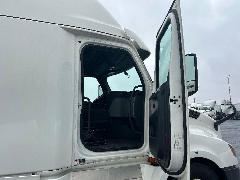 Sleeper Tractor-Heavy Duty Tractors-Freightliner-2020-T12664ST-White Deer-PA-487,748\n\t\tmiles-$ 58,250 - Image 13