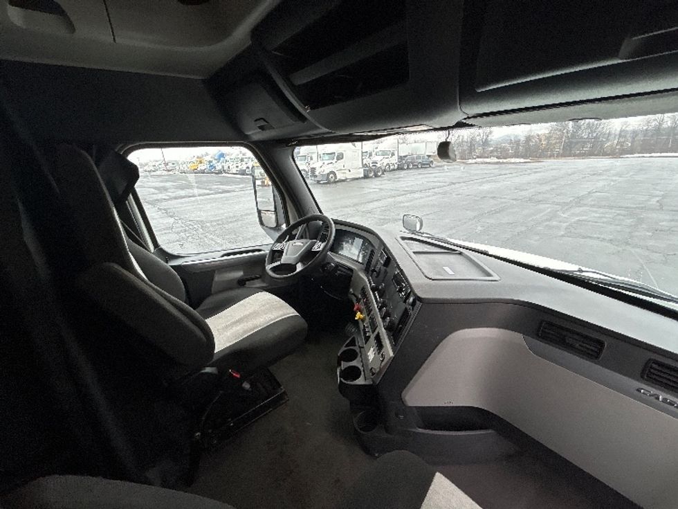 Sleeper Tractor-Heavy Duty Tractors-Freightliner-2020-T12664ST-White Deer-PA-487,748\n\t\tmiles-$ 58,250 - Image 15