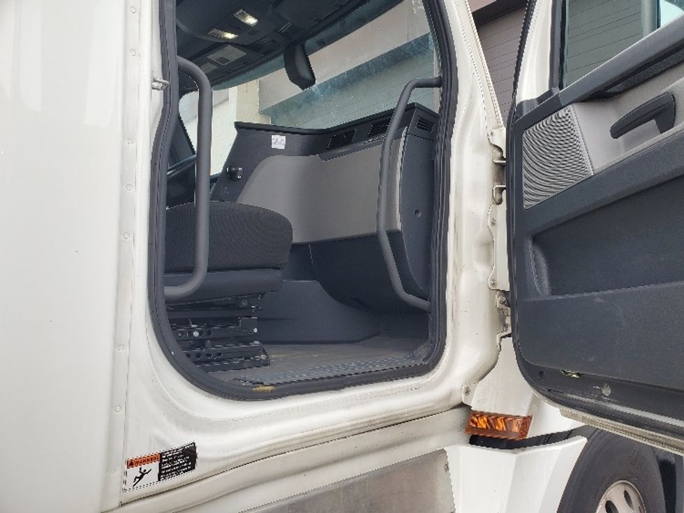 Sleeper Tractor-Heavy Duty Tractors-Freightliner-2020-T12664ST-White Deer-PA-533,143\n\t\tmiles-$ 55,000 - Image 13