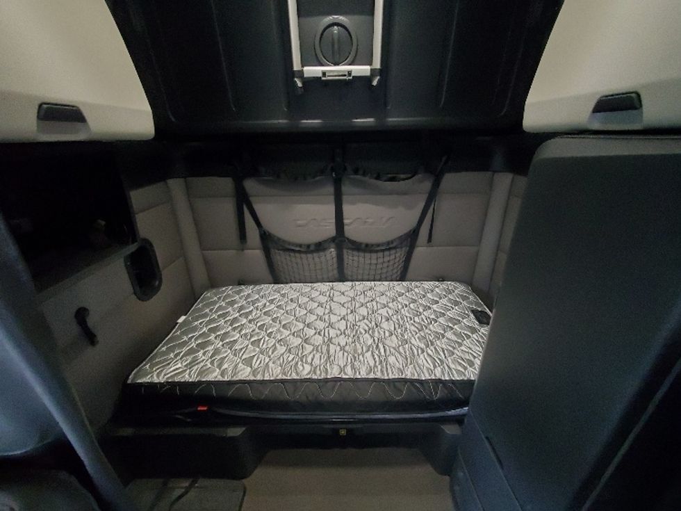 Sleeper Tractor-Heavy Duty Tractors-Freightliner-2020-T12664ST-White Deer-PA-533,143\n\t\tmiles-$ 55,000 - Image 16