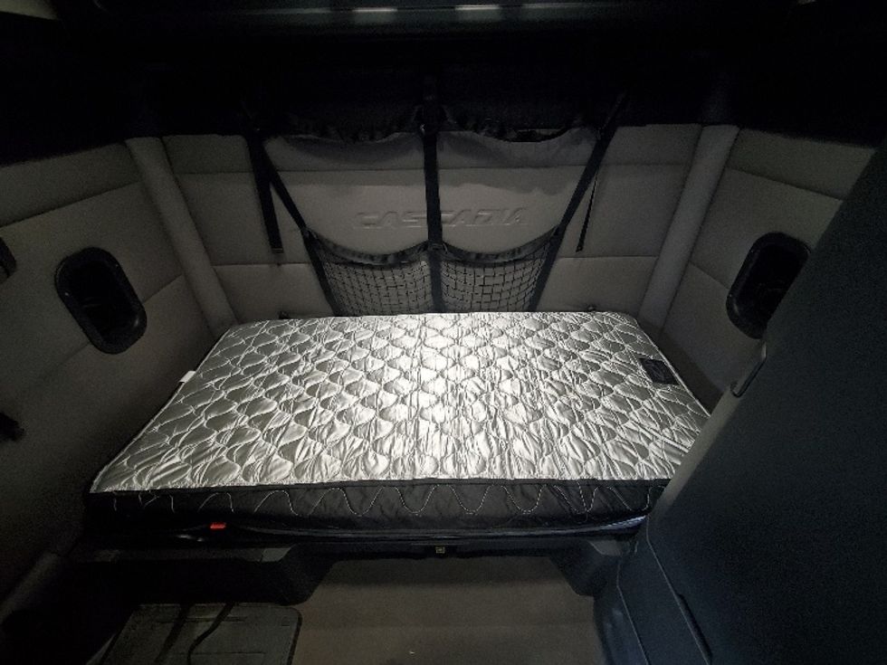 Sleeper Tractor-Heavy Duty Tractors-Freightliner-2020-T12664ST-White Deer-PA-533,143\n\t\tmiles-$ 55,000 - Image 17