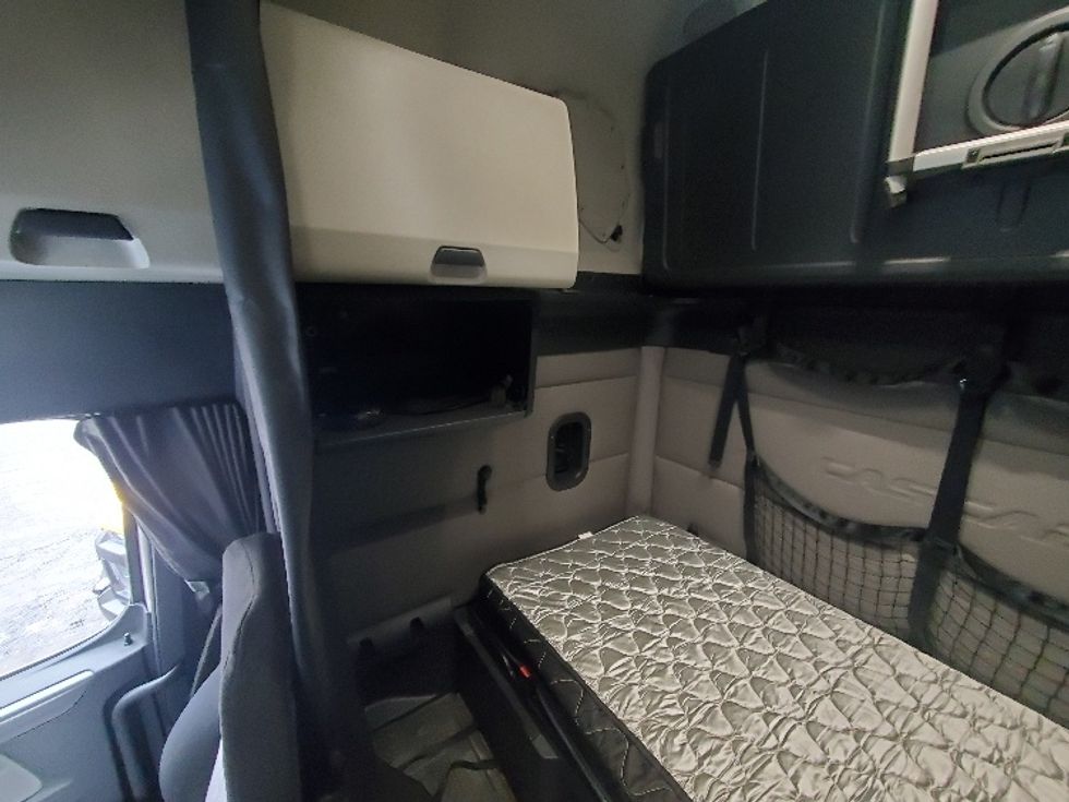 Sleeper Tractor-Heavy Duty Tractors-Freightliner-2020-T12664ST-White Deer-PA-533,143\n\t\tmiles-$ 55,000 - Image 19