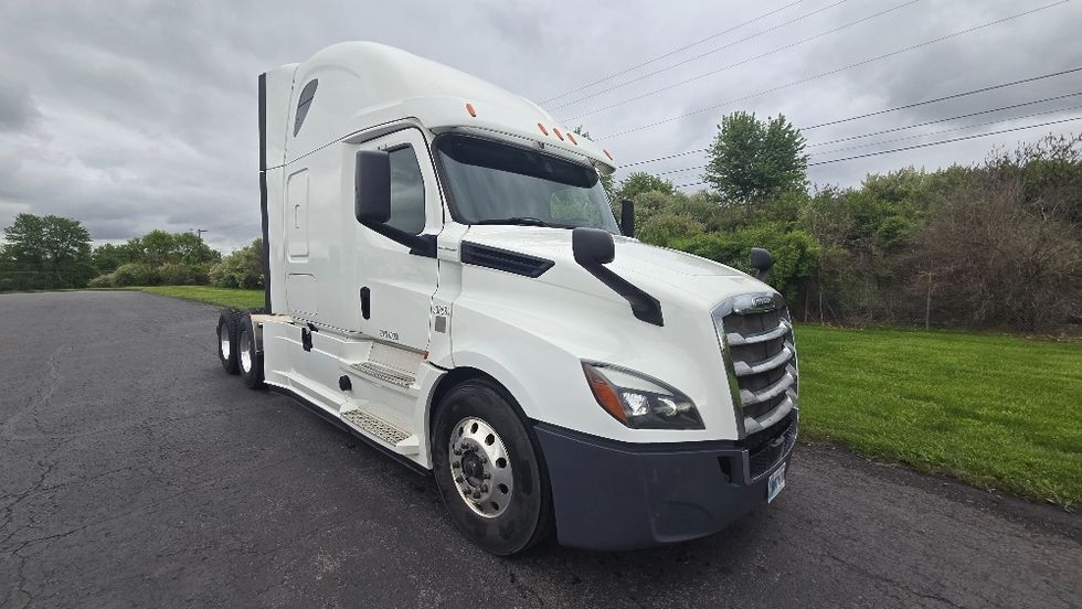 Sleeper Tractor-Heavy Duty Tractors-Freightliner-2020-T12664ST-White Deer-PA-643,144\n\t\tmiles-$ 50,500 - Image 1