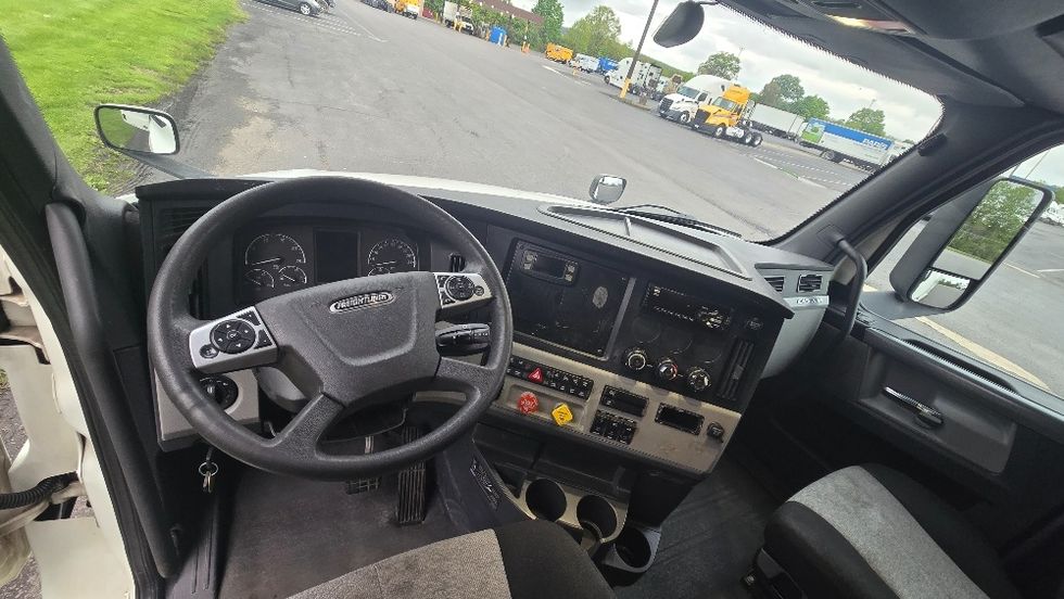 Sleeper Tractor-Heavy Duty Tractors-Freightliner-2020-T12664ST-White Deer-PA-643,144\n\t\tmiles-$ 50,500 - Image 11