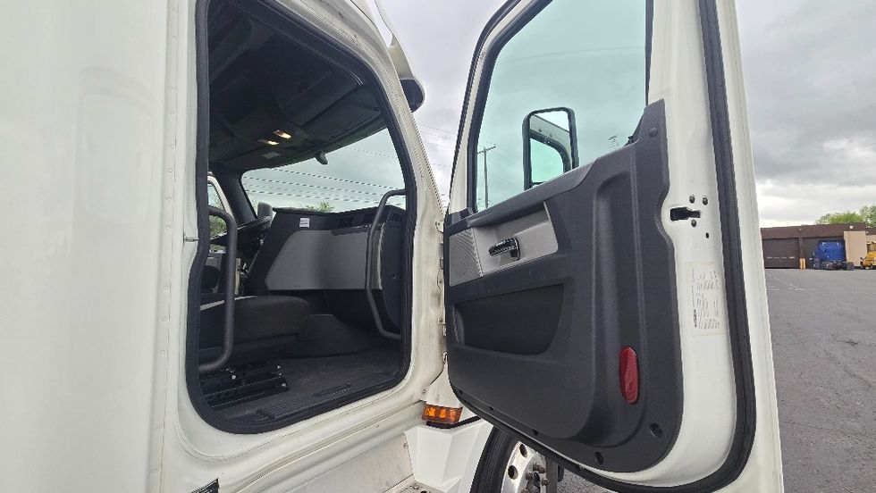 Sleeper Tractor-Heavy Duty Tractors-Freightliner-2020-T12664ST-White Deer-PA-643,144\n\t\tmiles-$ 50,500 - Image 13