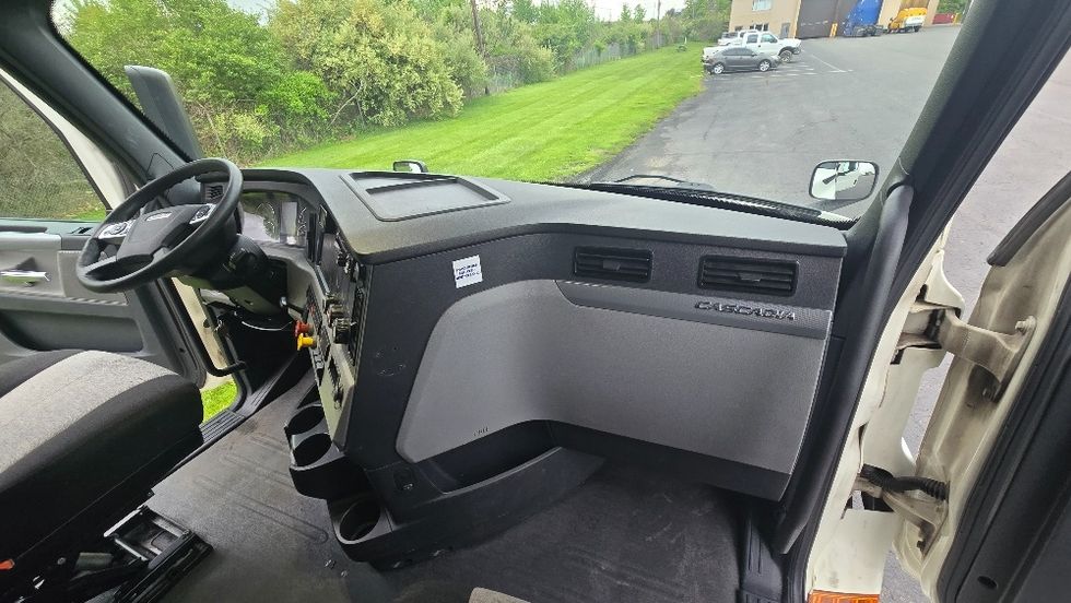 Sleeper Tractor-Heavy Duty Tractors-Freightliner-2020-T12664ST-White Deer-PA-643,144\n\t\tmiles-$ 50,500 - Image 14