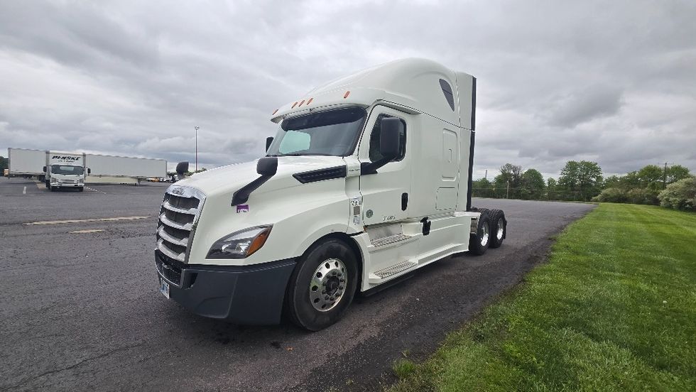 Sleeper Tractor-Heavy Duty Tractors-Freightliner-2020-T12664ST-White Deer-PA-643,144\n\t\tmiles-$ 50,500 - Image 3
