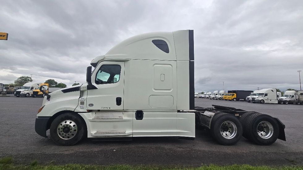 Sleeper Tractor-Heavy Duty Tractors-Freightliner-2020-T12664ST-White Deer-PA-643,144\n\t\tmiles-$ 50,500 - Image 4
