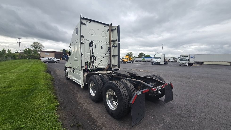 Sleeper Tractor-Heavy Duty Tractors-Freightliner-2020-T12664ST-White Deer-PA-643,144\n\t\tmiles-$ 50,500 - Image 5