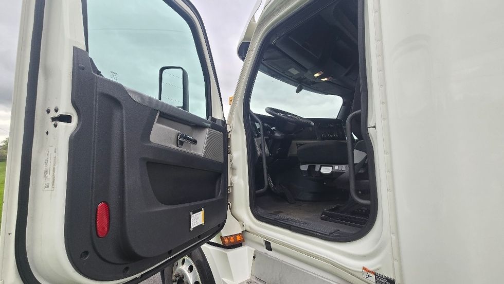 Sleeper Tractor-Heavy Duty Tractors-Freightliner-2020-T12664ST-White Deer-PA-643,144\n\t\tmiles-$ 50,500 - Image 9