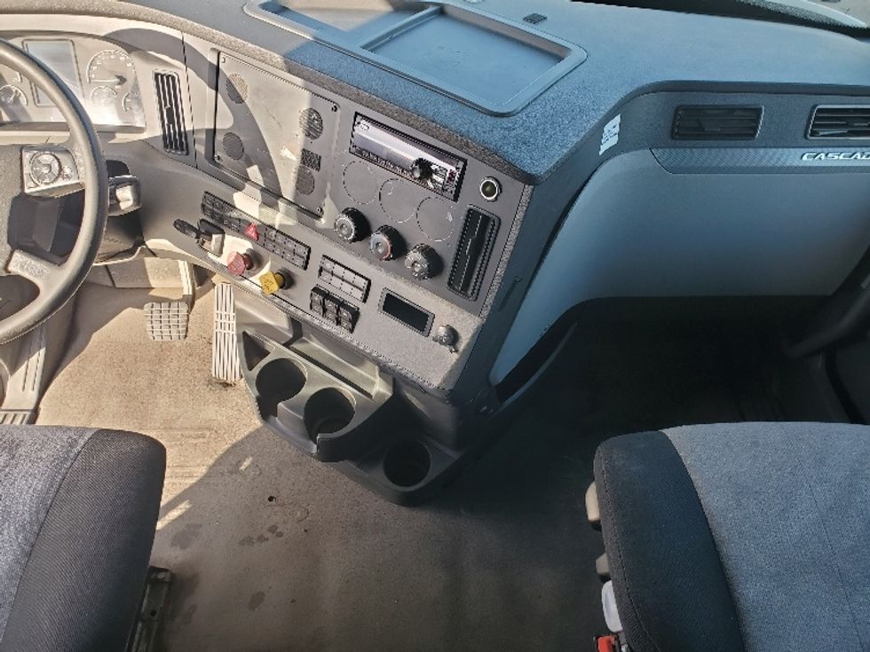 Sleeper Tractor-Heavy Duty Tractors-Freightliner-2020-T12664ST-White Deer-PA-687,234\n\t\tmiles-$ 42,000 - Image 12