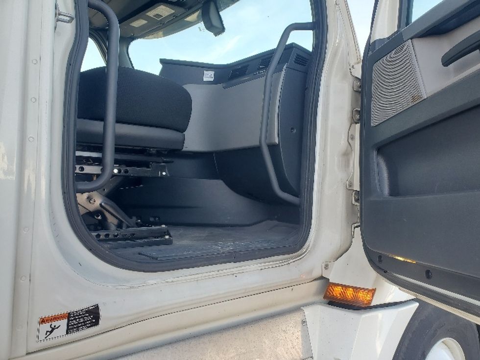 Sleeper Tractor-Heavy Duty Tractors-Freightliner-2020-T12664ST-White Deer-PA-687,234\n\t\tmiles-$ 42,000 - Image 13