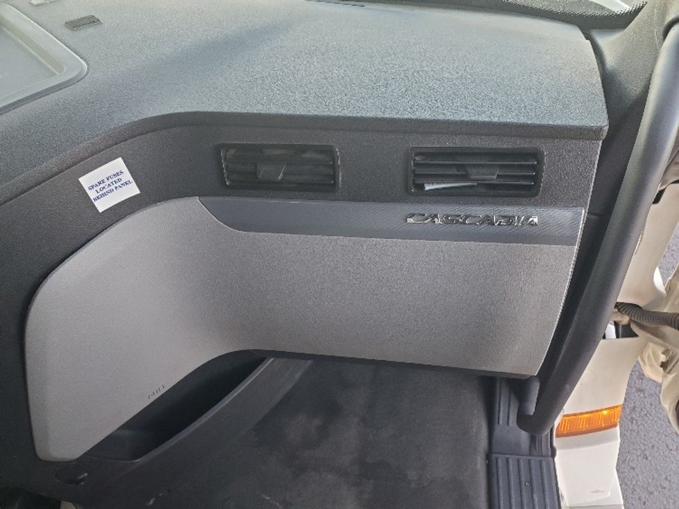 Sleeper Tractor-Heavy Duty Tractors-Freightliner-2020-T12664ST-White Deer-PA-687,234\n\t\tmiles-$ 42,000 - Image 14