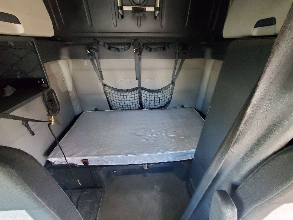 Sleeper Tractor-Heavy Duty Tractors-Freightliner-2020-T12664ST-White Deer-PA-687,234\n\t\tmiles-$ 42,000 - Image 16