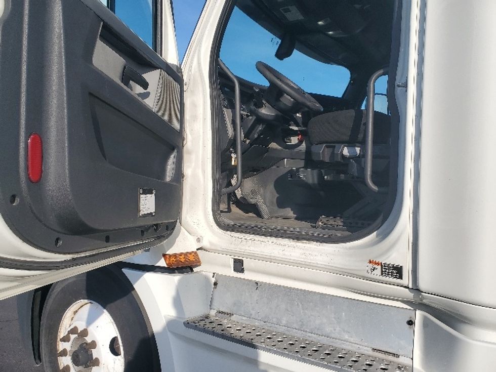 Sleeper Tractor-Heavy Duty Tractors-Freightliner-2020-T12664ST-White Deer-PA-687,234\n\t\tmiles-$ 42,000 - Image 9