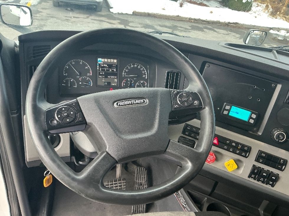 Sleeper Tractor-Heavy Duty Tractors-Freightliner-2020-T12664ST-Wilkes Barre-PA-617,877\n\t\tmiles-$ 51,000 - Image 11