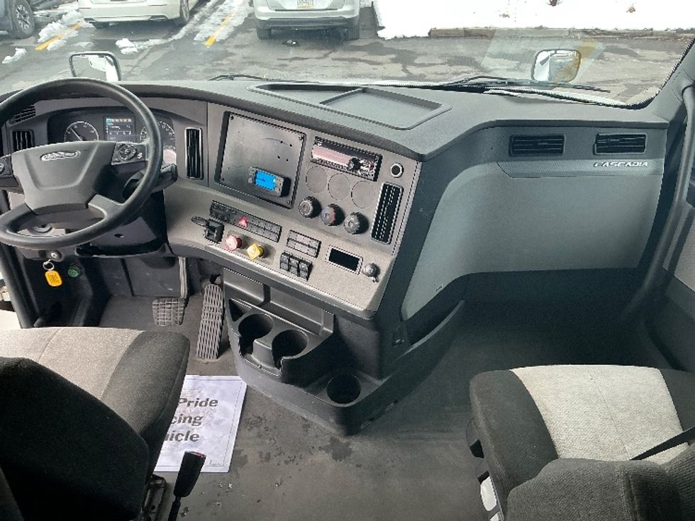 Sleeper Tractor-Heavy Duty Tractors-Freightliner-2020-T12664ST-Wilkes Barre-PA-617,877\n\t\tmiles-$ 51,000 - Image 12