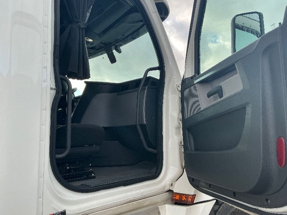 Sleeper Tractor-Heavy Duty Tractors-Freightliner-2020-T12664ST-Wilkes Barre-PA-617,877\n\t\tmiles-$ 51,000 - Image 13