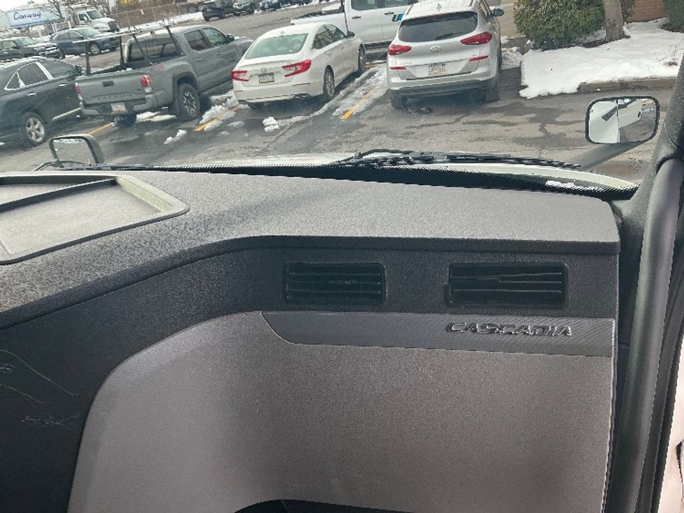 Sleeper Tractor-Heavy Duty Tractors-Freightliner-2020-T12664ST-Wilkes Barre-PA-617,877\n\t\tmiles-$ 51,000 - Image 14