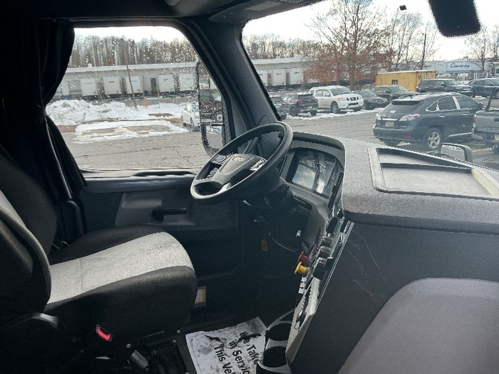 Sleeper Tractor-Heavy Duty Tractors-Freightliner-2020-T12664ST-Wilkes Barre-PA-617,877\n\t\tmiles-$ 51,000 - Image 15