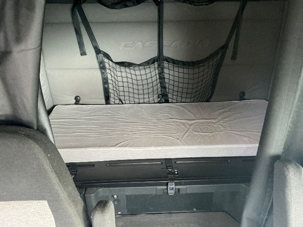 Sleeper Tractor-Heavy Duty Tractors-Freightliner-2020-T12664ST-Wilkes Barre-PA-617,877\n\t\tmiles-$ 51,000 - Image 16