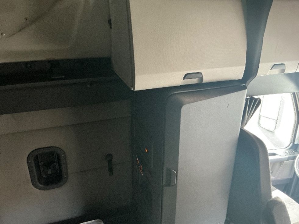 Sleeper Tractor-Heavy Duty Tractors-Freightliner-2020-T12664ST-Wilkes Barre-PA-617,877\n\t\tmiles-$ 51,000 - Image 18