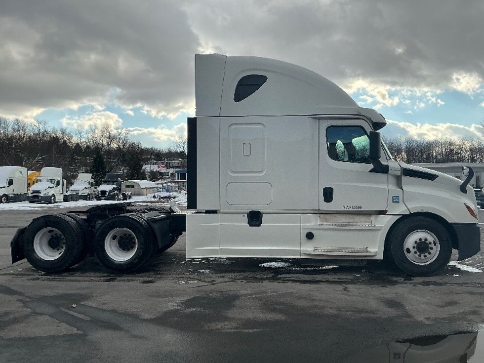 Sleeper Tractor-Heavy Duty Tractors-Freightliner-2020-T12664ST-Wilkes Barre-PA-617,877\n\t\tmiles-$ 51,000 - Image 8