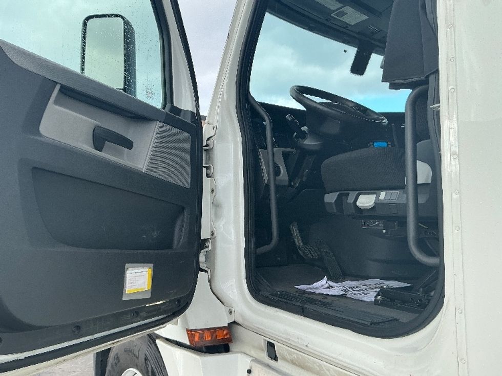 Sleeper Tractor-Heavy Duty Tractors-Freightliner-2020-T12664ST-Wilkes Barre-PA-617,877\n\t\tmiles-$ 51,000 - Image 9