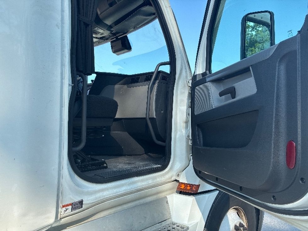 Sleeper Tractor-Heavy Duty Tractors-Freightliner-2020-T12664ST-Wilmington-OH-515,514\n\t\tmiles-$ 60,500 - Image 13