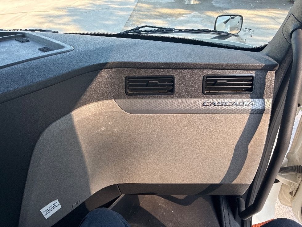 Sleeper Tractor-Heavy Duty Tractors-Freightliner-2020-T12664ST-Wilmington-OH-515,514\n\t\tmiles-$ 60,500 - Image 14